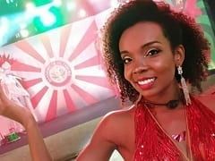 Était très excitée à la fête de la samba, elle s’est mise à danser à toute vitesse et a payé le booby.