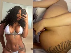 Brunette donne son cul chaud et serré à quatre pattes