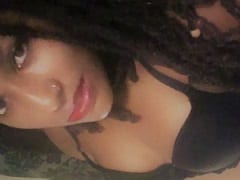 Une mulâtresse coquine, donne un coup de fouet nerveux à la bite de son petit ami et réalise une vidéo porno maison à publier sur le Web.