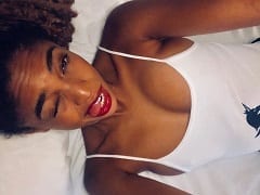 La délicieuse Brésilienne Délicieux, célèbre à l’étranger, a fait une délicieuse fellation à Uber jusqu’à ce qu’elle reçoive du lait dans sa bouche.