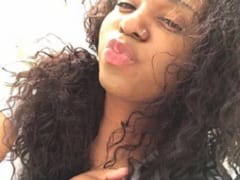 La délicieuse mulâtresse Raiane s’est mise à quatre pattes pour son petit ami et l’a laissé la filmer pendant qu’elle jouissait sur sa bite.