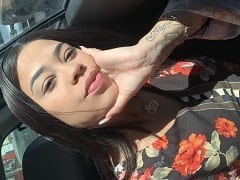 La brune Suce et baise à quatre pattes avant de s’envoyer en l’air dans un porno brésilien.