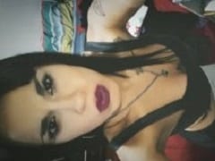 La brune audacieuse et féline s’exhibait nue dans une vidéo de nu faite maison mais elle est tombée sur le Web
