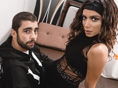 La délicieuse chanteuse célèbre, a fait preuve de talent en se roulant dans un bikini et en sensualisant ses énormes fesses.