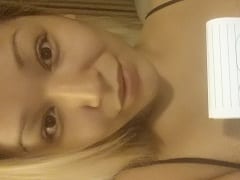A sucé son amant dans un préservatif au motel et a enregistré une vidéo que son cocu pourra regarder plus tard.