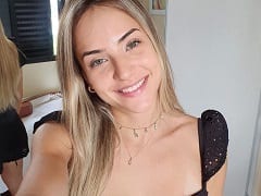 La chanteuse blonde Chienne a payé des nichons pour la première fois dans la maison.