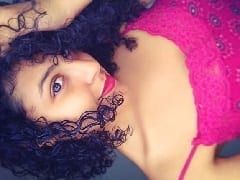La brune Bllue, sexy et délicieuse, a fait un strip maison montrant ses gros seins et masturbant sa chatte dans une branlette guidée.