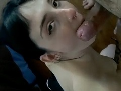 La femme blanche qui fait une fellation nue