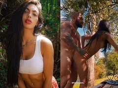 Brunette en train de baiser sur une place publique à 6 heures du matin