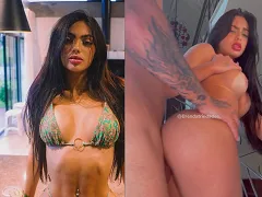 Brunette fait l’amour dans la cage d’escalier de son immeuble