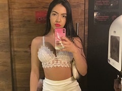Délicieux nue à quatre pattes montrant son cul et sa chatte