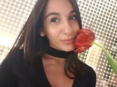 La brune, sexy et coquine, a enregistré une vidéo amateur dans laquelle elle donne son cul dans différentes positions et son petit ami est venu à l’intérieur.