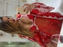 Nue sur des photos et montrant son short sur une vidéo