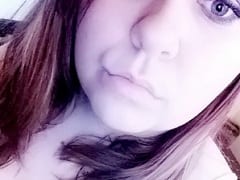 La grosse femme très coquine de Gloria suce la bite de son mari avec pression et le laisse filmer son visage pendant le sexe oral.