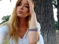 Spectaculaire blonde maigre qui est une actrice indépendante, sucée et doigtée avant de baiser à quatre pattes et d’être baisée au visage