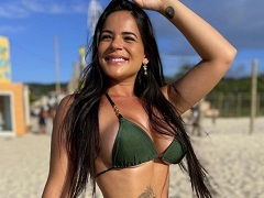 Chienne nue dans le bain montrant ses seins géants