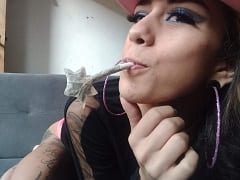 Lady Cunt et Mari Zombie Deux filles tatouées en train de faire du sexe lesbien en se suçant mutuellement dans le 69
