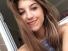La Youtubeuse de 23 ans connue sous le nom de Et égérie de l’ASMR (Sounds That Stimulate the Brain and Can Give You Brain Orgasms), s’est mise à nu sur le web et nous avons publié quelques-unes de ses œuvres ici.