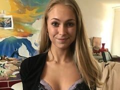 Une blonde sexy et très coquine, s’est mise à poil en jouant avec ses chiens et a pénétré la chatte de son petit ami par le côté.