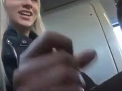 La belle Blonde fait une branlette à son petit ami dans le bus pour São Paulo jusqu’à ce qu’il jouisse.