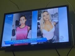 La blonde, arrêtée pour trafic d’êtres humains, apparaît dans une vidéo intime en train de sucer la bite de son partenaire trafiquant et de libérer sa chatte à quatre pattes.