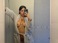 Merveilleux nue jouant avec un gode et gémissant d’excitation