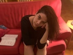 Actrice brésilienne de la série Hard, s’exhibe nue dans une scène de sexe avec ses seins qui se balancent.
