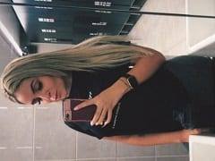 Une merveilleuse blonde encule délicieusement une bite, puis elle est menottée pour la prendre à quatre pattes.