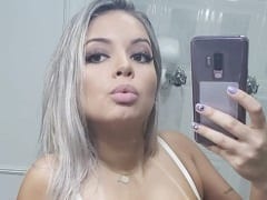 La merveilleuse blonde et call-girl A fait un strip-tease délicieux et sexy en montrant son grand corps et ses gros seins.