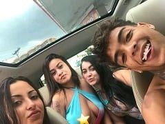 Le célèbre chanteur de funk A enregistré une vidéo de lui en train de baiser trois personnes dans sa voiture et elle fait le tour du net.