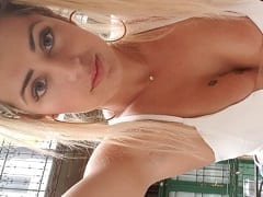 La merveilleuse blonde brésilienne Mia suce la bite et le cul du gringo, puis fait rebondir son cul pour obtenir du lait.