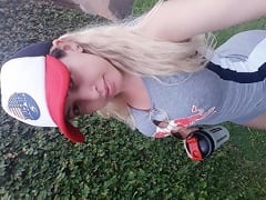 Blonde spectaculaire de la capitale de São Paulo, star du porno et généraliste de luxe, a demandé à un ami d’enregistrer une vidéo d’elle s’exhibant nue sur une plage de Santos – SP