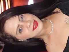 Nymphette coquine est allée dans la chambre à coucher avec El Toro et a fait une baise complète avec beaucoup de sexe et de fellations.