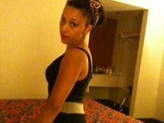La sensationnelle nymphette mulâtre Nathalia a sucé la chatte de son petit ami et a enregistré un porno oral fait maison.