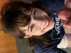 Petite fille coquine suçant son ami à l’école
