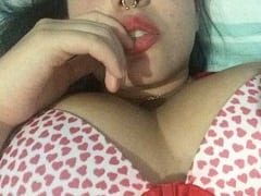 La délicieuse grosse a masturbé sa chatte avec une bouteille préformée et est devenue super excitée.