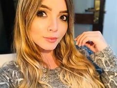 Nymphet avec des seins énormes et un visage de princesse s’exhibant nue et se masturbant avec un vibromasseur gémissant de plaisir