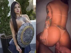Se donne à fond, allongée sur les fesses