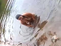 La pêche à la campagne a fait parler d’elle lorsqu’une grosse fille s’est mise nue dans la lagune et que les pêcheurs l’ont filmée.