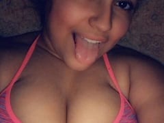 Rose Busty Fat Girl a sucé son petit ami et s’est jetée sur sa bite dans une vidéo faite maison.