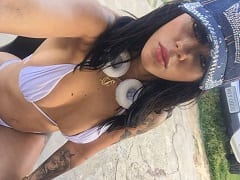 La coquine a demandé à deux amies de faire du DP avec elle et a fini par se faire exploser les pieds.