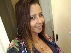 La coquine s’est rendue à une soirée swing et s’est fait sucer jusqu’à la moelle.