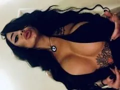 Avec d’énormes seins en silicone s’exhibe nue et s’assoit sur une bouteille de Coca-Cola