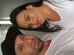 Naughty and Hot Wife from São José – SC a enregistré une vidéo amateur de sa masturbation de sa chatte délicieuse et de son gode dans le cul pour l’envoyer à son mari plus tard.