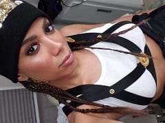 La chanteuse brésilienne la plus dévastatrice, a été aperçue en train d’embrasser deux femmes, peut-être pour un clip vidéo.