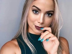 Anitta dansait avec son amie Clara Lima en affichant un grand décolleté et en montrant presque ses seins chauds.