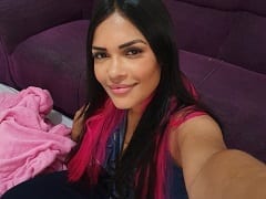 BBB20 : Flayslane, une chanteuse brune de Natal, RN, a payé ses seins en les frottant sous la douche.