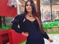 Est saoulée et ses amis l’ont aidée en lui donnant un bain, mais elle a fini par payer pour ses seins en réparant sa serviette.