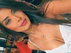 Est allée se moquer de la caméra dans la piscine et a fini par payer pour une opération des seins.