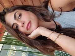 La muse du programme qui est une ancienne paniqueuse, a de nouveau montré ses seins en mettant un chemisier.